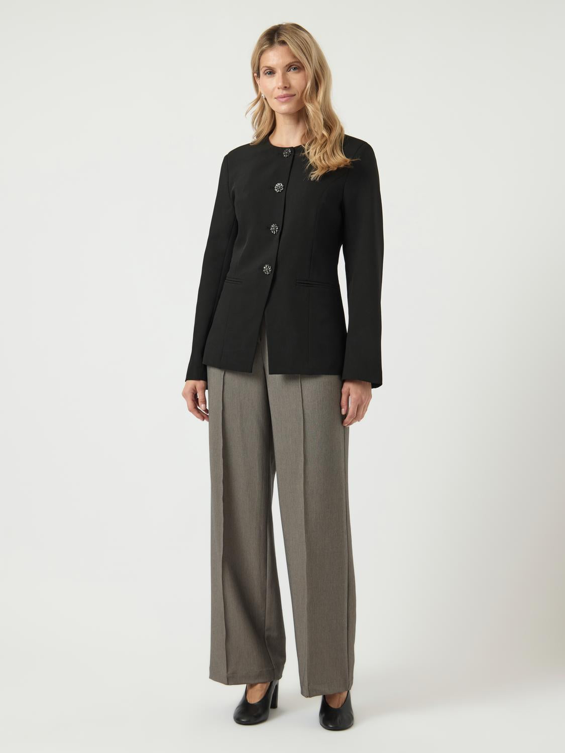 model_shot-front_full